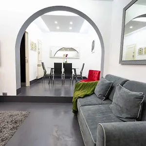 White Style Gambero Apartment Rome